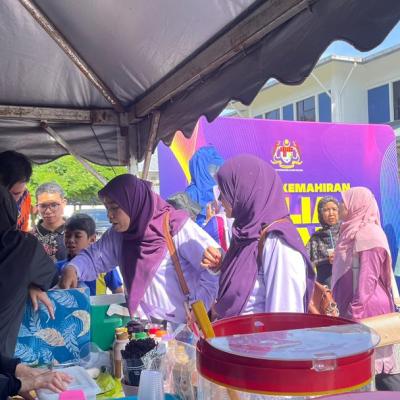 JUALAN KEUSAHAWAN SEKRETARIAT RAKAN MUDA SEMPENA KARNIVAL PENDIDIKAN PPD TANAH MERAH 2025