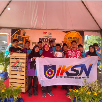 IKSN CIPTA SEJARAH TERIMA PENGIKTIRAFAN MALAYSIA BOOK OF RECORDS MELALUI INISIATIF KITAR SEMULA SISA KAYU